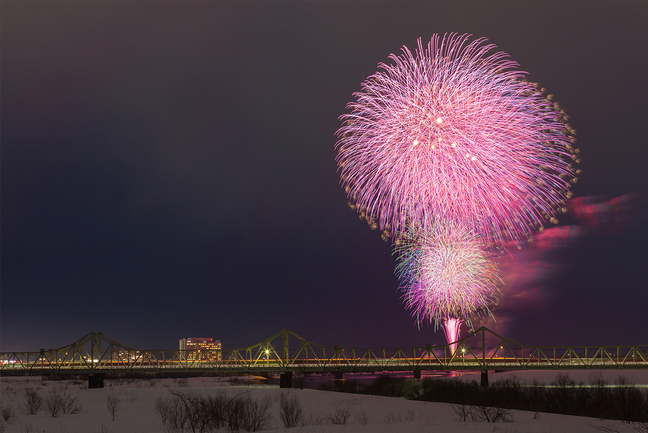 雪花火の打ち上げの様子
