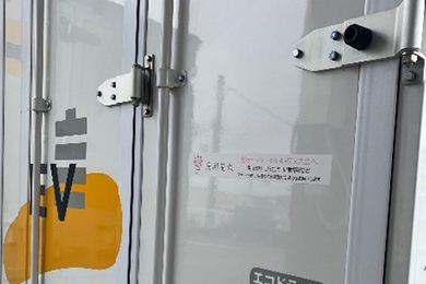 車両に貼り付けられたステッカー